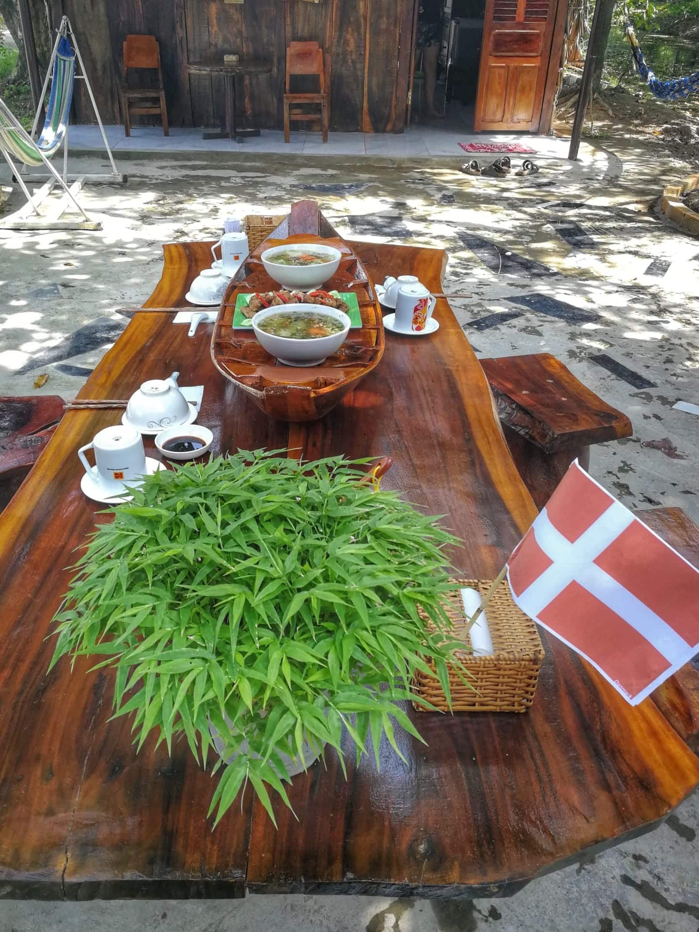 Frokostbord ved homestay Mekong River