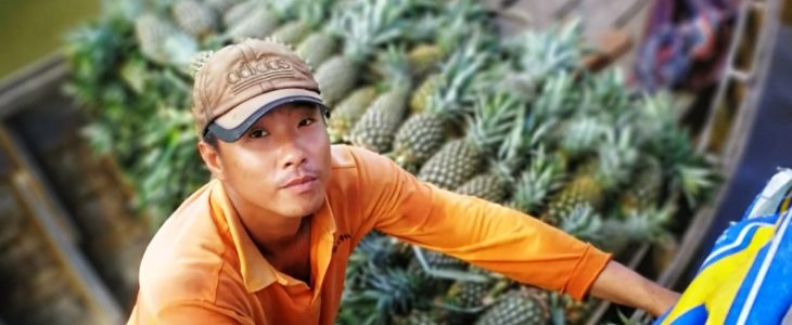 Mand sælger frugt på Mekong River