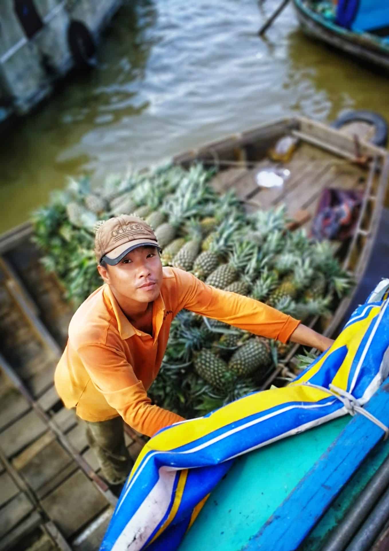 Mand sælger frugt på Mekong River