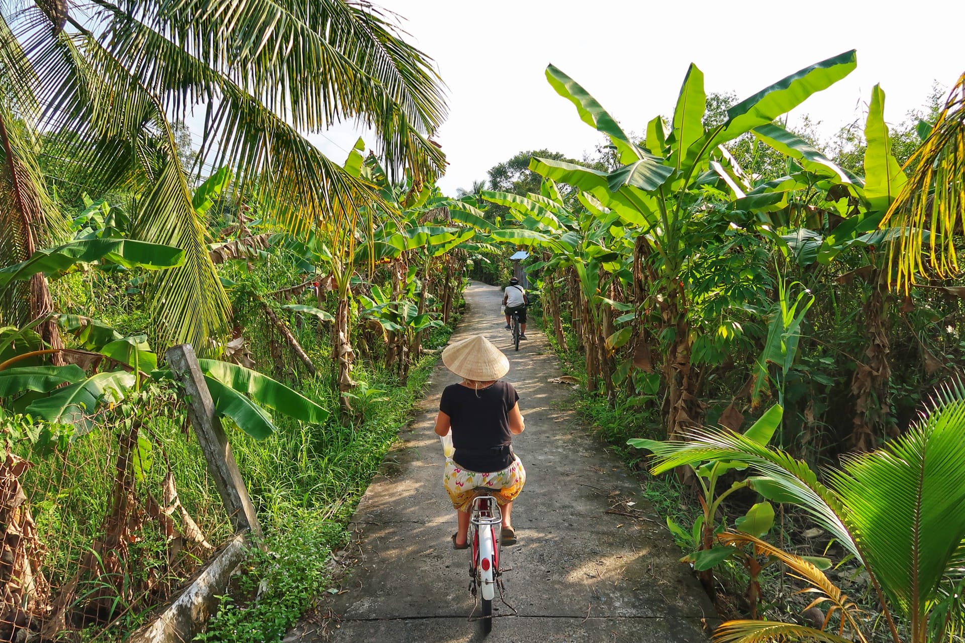 Maria cykler langs Mekong River