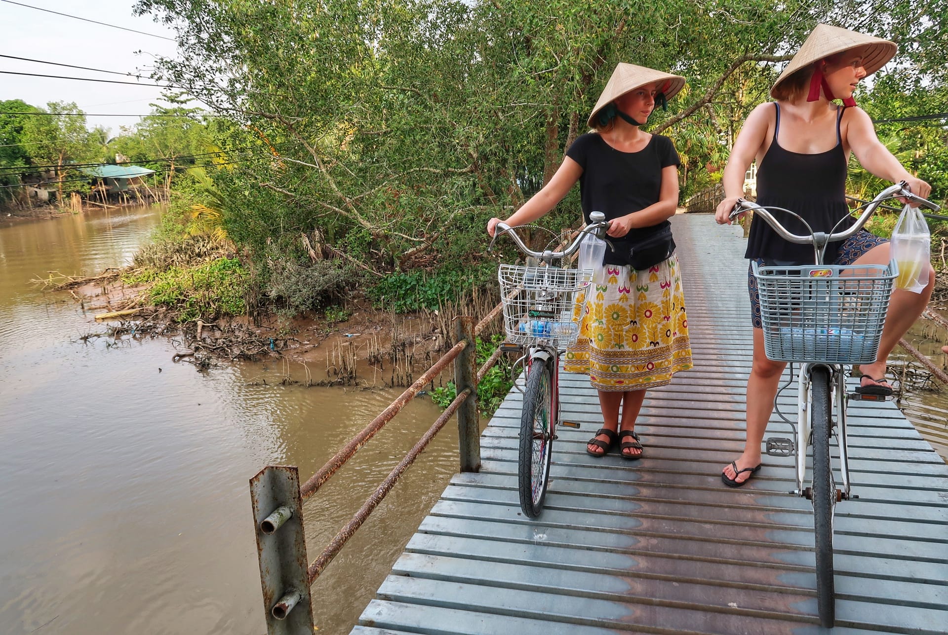 Maria og Sabine cykler langs Mekong River