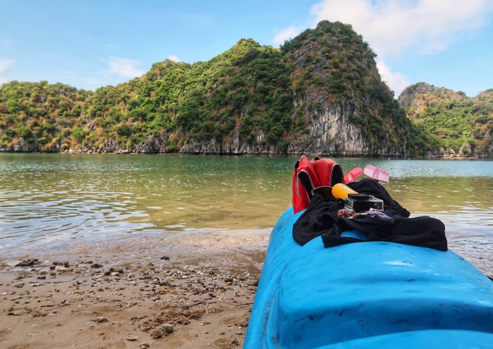 På kanotur i Halong Bay