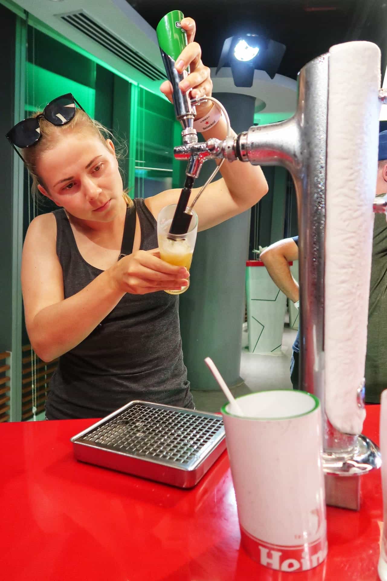 Sabine lære at skænke en øl på Heineken tour