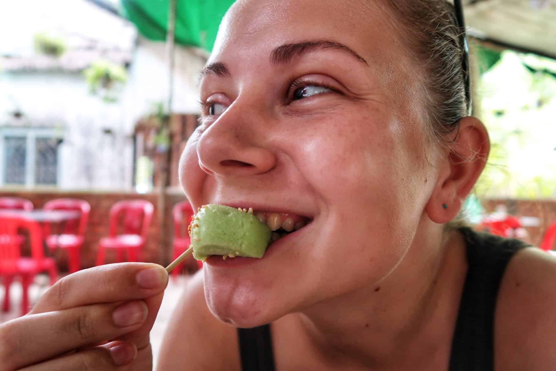 Sabine smager søde sager ved Mekong River
